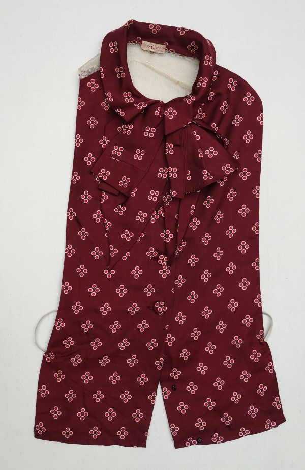 Front of a woman's blouse, sold by the (Jewish) firm of  Hirsch &amp; Cie, Amsterdam, before 1943.