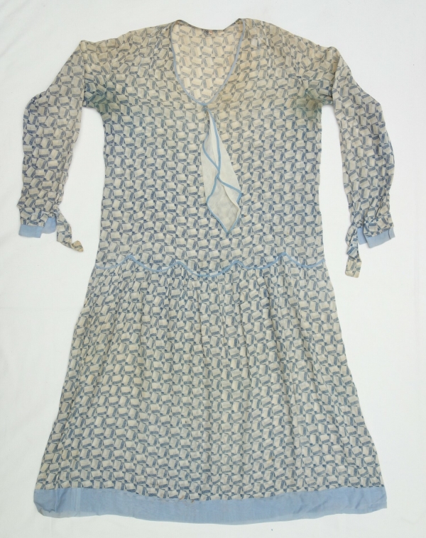 Woman&#039;s dress with a printed design of squares and rectangles, some of which are in dark blue with small, white dots. The Netherlands, 1920s.