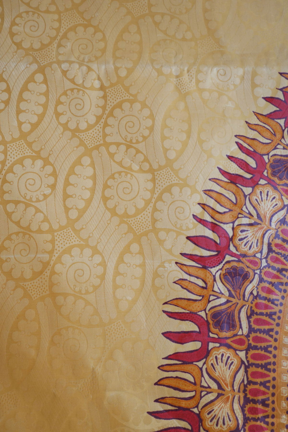 Vlisco wax printed bazin cloth for a dashiki, an unisex shirt worn in West Africa (2022).
