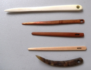 Set of N&aring;lbindning needles.