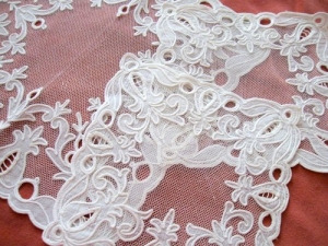 Example of appliqu&eacute; net lace.