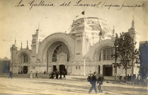 At the Galleria del Lavoro, at the 1906 Milan exhibition, embroiderers were actually embroidering souvenirs for visitors.