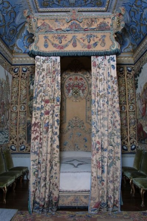 Early 18th century English full tester bed