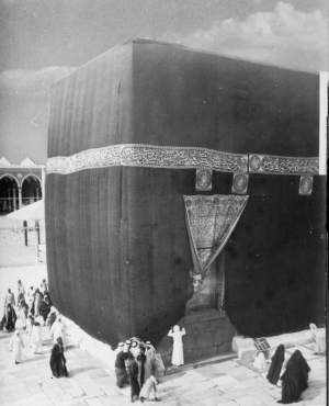 The kiswa with the main hizam band and door covering (sitara), plus some extra, square panels below the hizam (c. 1910).