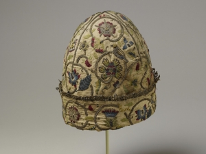 An early seventeenth century embroidered nightcap/neglig&eacute; cap