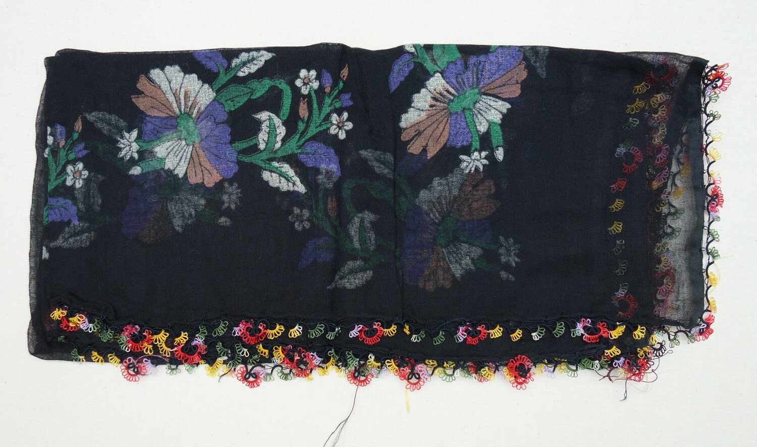 Headscarf with oya edging. Turkey, 1999 (TRC 2000.0084).