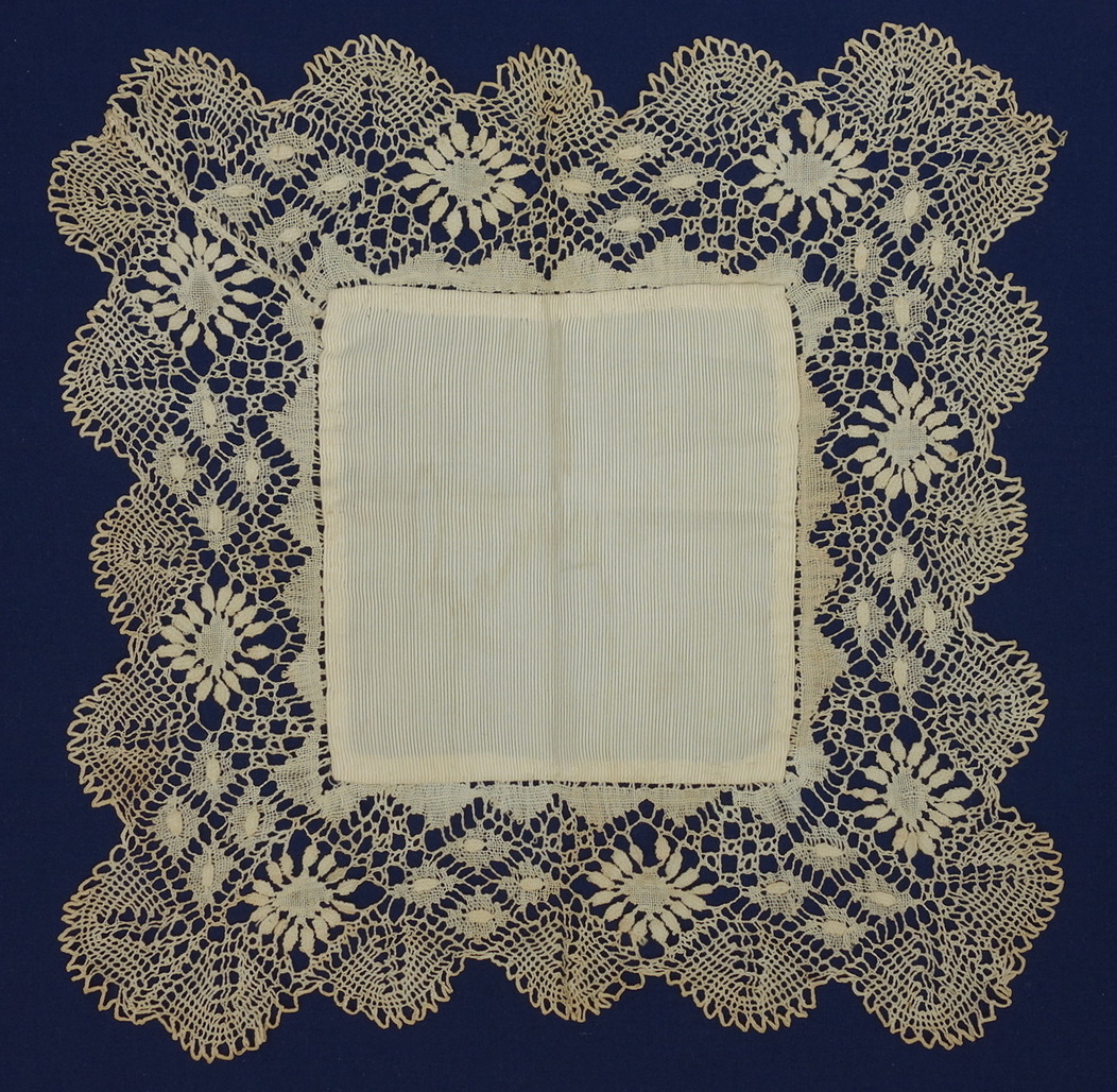 Late 19th century handkerchief with bobbin lace from the Netherlands (TRC 2007.0659).