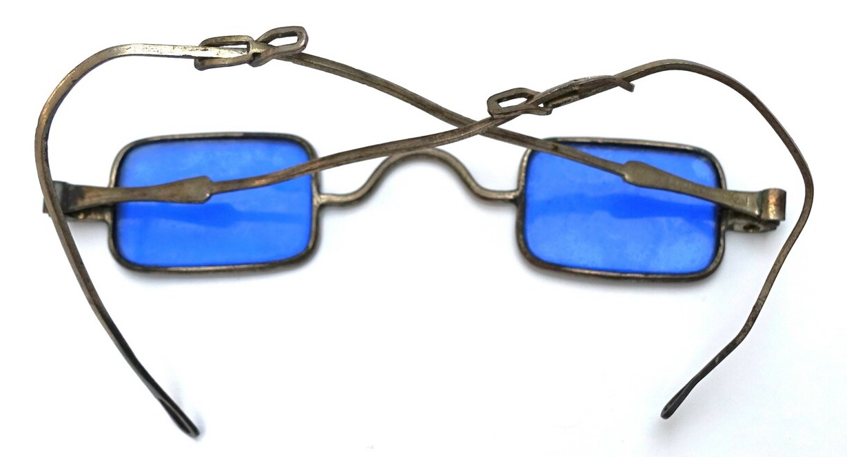 Fig. 7. Spectacles with square, blue glasses and metal frame. Early 20th century, The Netherlands (TRC 2007.1081).