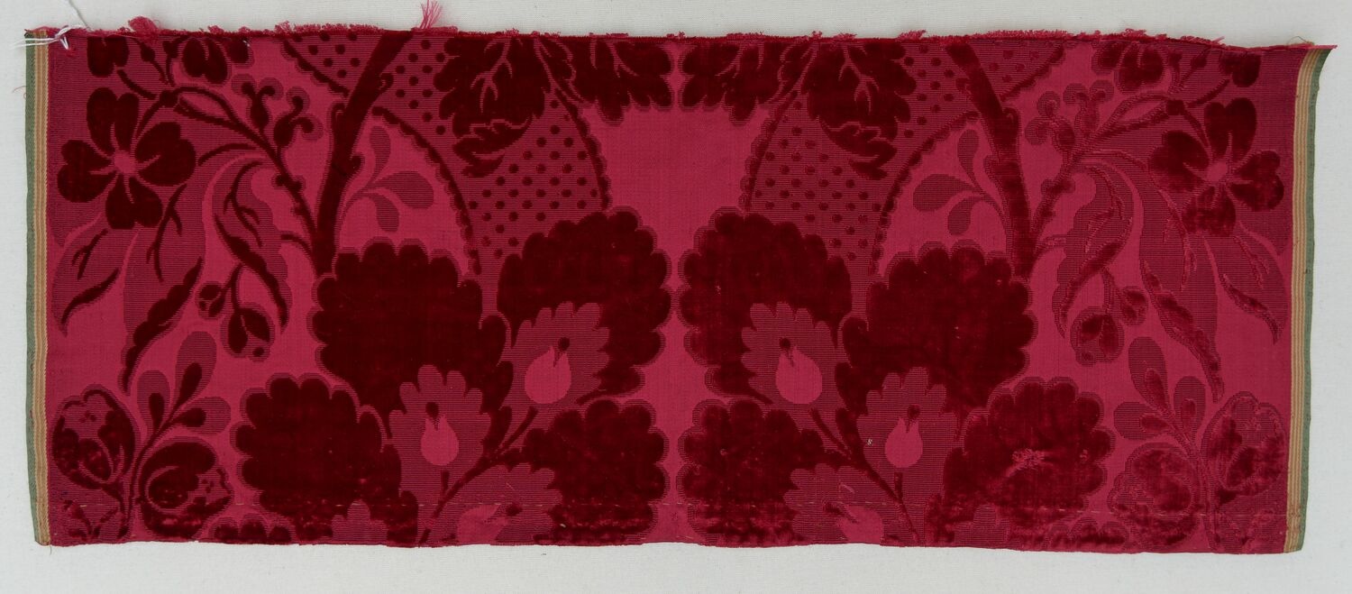 Sample from the TRC/Van Gerwen collection of 18th century silk cut and uncut velvet with a voided ground, Europe (TRC 2011.0389).