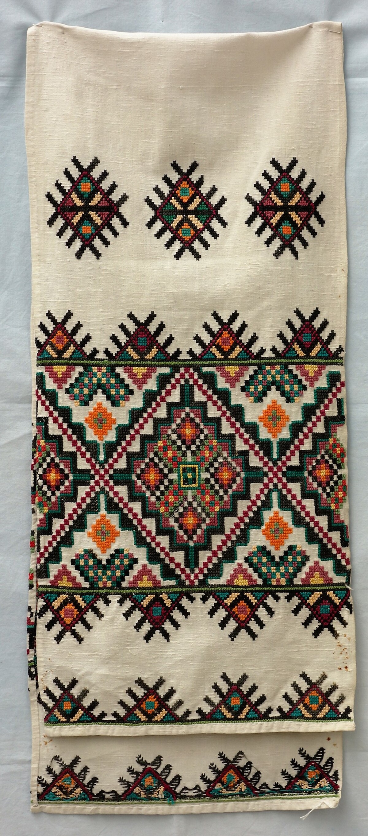 Rushnyk-type embroidered towel from Hungary (TRC 2016.0310).