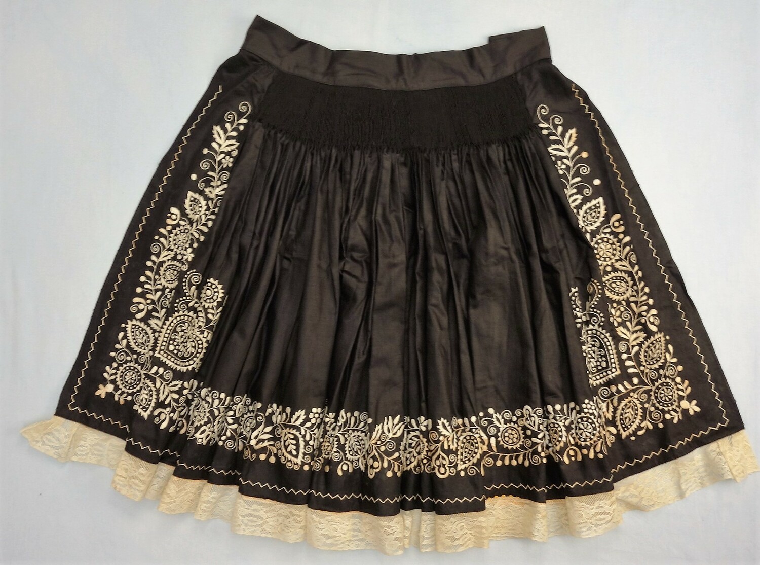 Woman's apron from Lindhorst, Lower Saxony, Germany, 20th century (TRC 2016.0823).