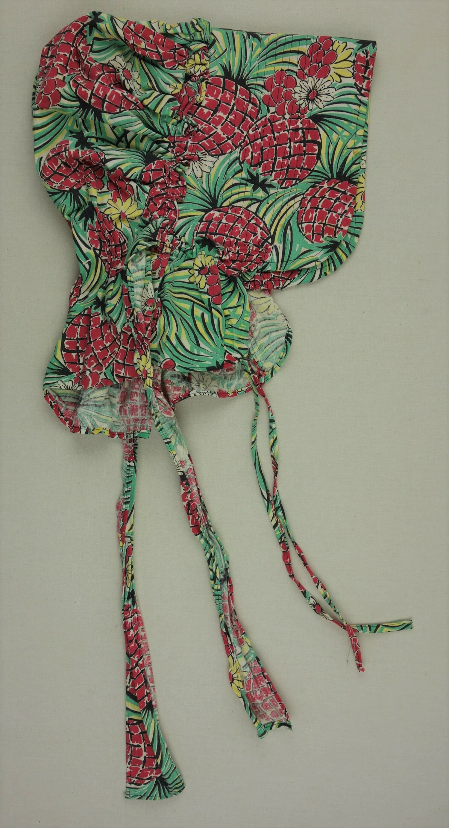 Sun bonnet, USA, mid-20th century (TRC 2017.4241).