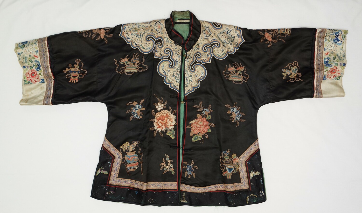 Woman's jacket, China, 19th century (TRC 2018.2839).