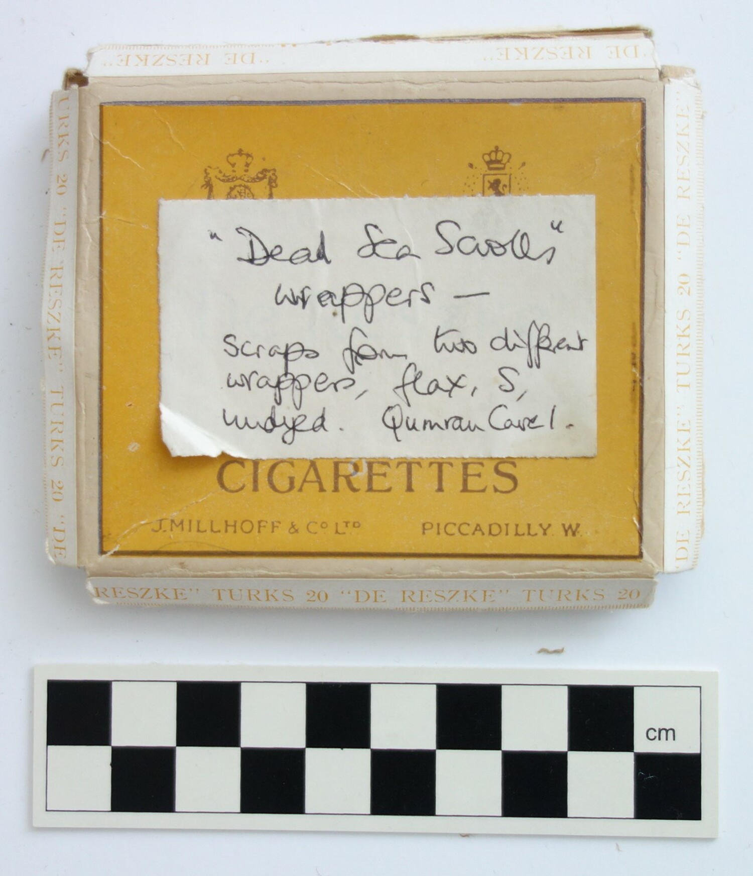 Fig. 3. Cigarette box with textile fragments from Qumran, Westbank (TRC 2019.2410). The writing on the card is by Elisabeth Crowfoot, a daughter of Grace Crowfoot.