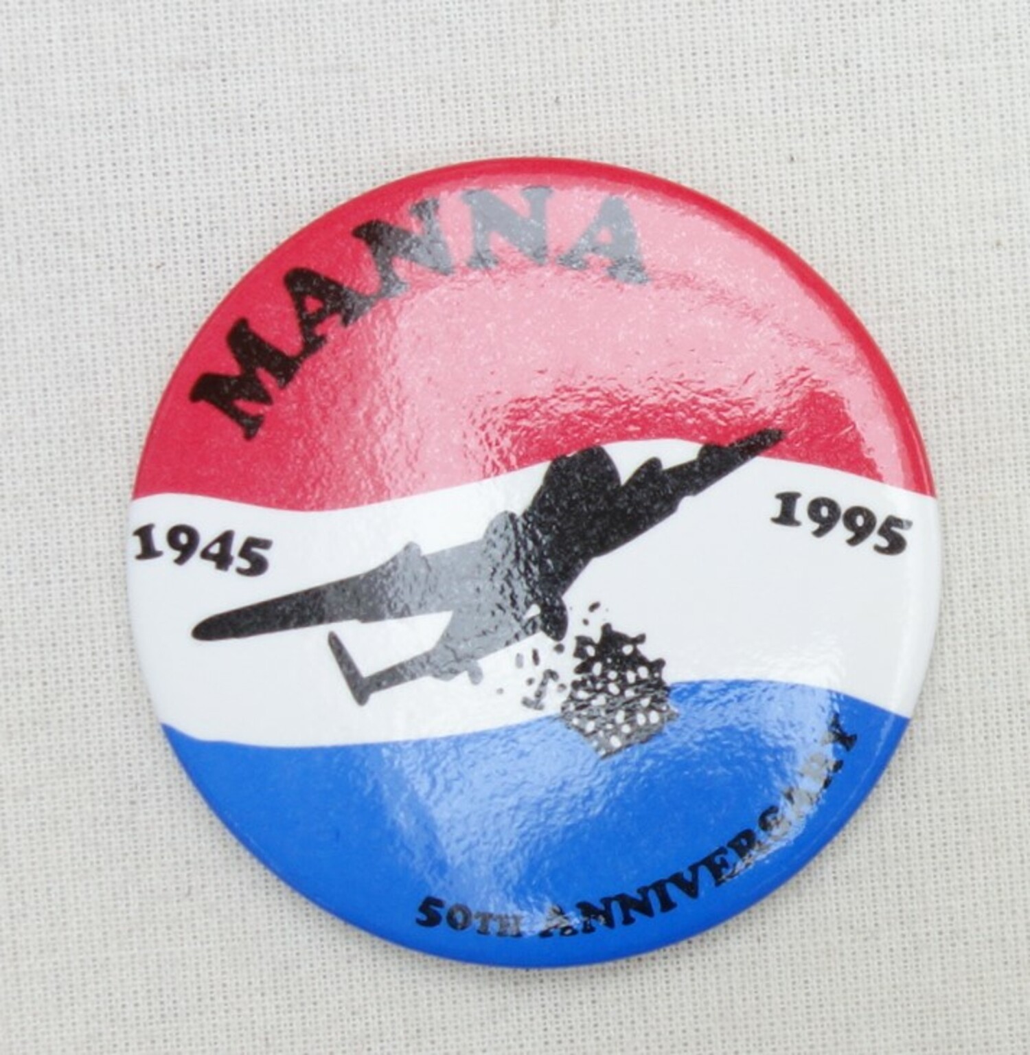 Badge of Operation Manna (1995), celebrating the 50th anniversary of the airdrops over Holland in early 1945 (TRC 2020.5152f).