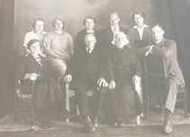 Photograph of Simon van 'Zet, son of Akke Scheepsma, and his wife and children, in the 1920s -1930s. Courtesy André Buwalda, Schettens.