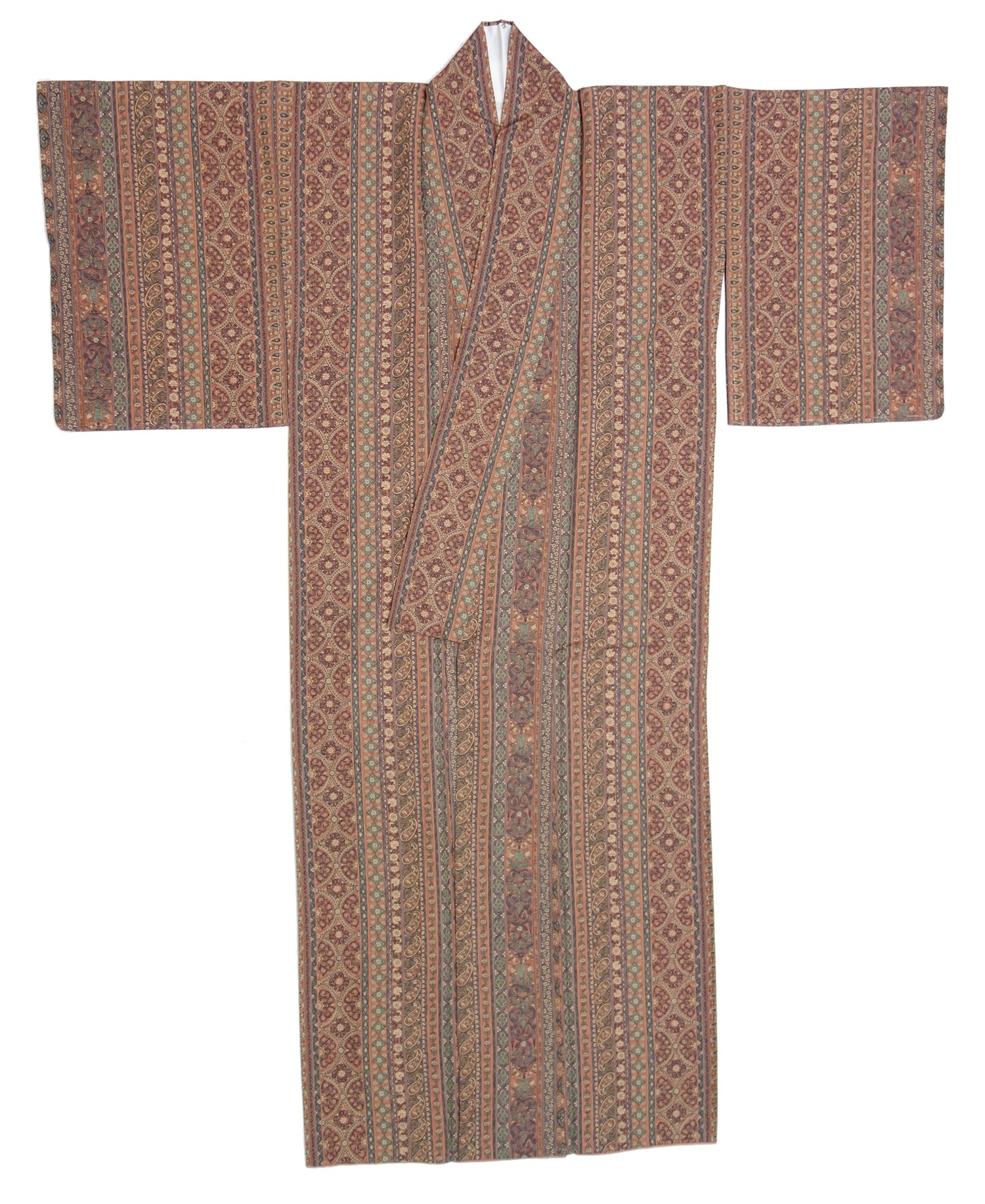 Kimono decorated with the paisley motif (TRC 2021.0062).