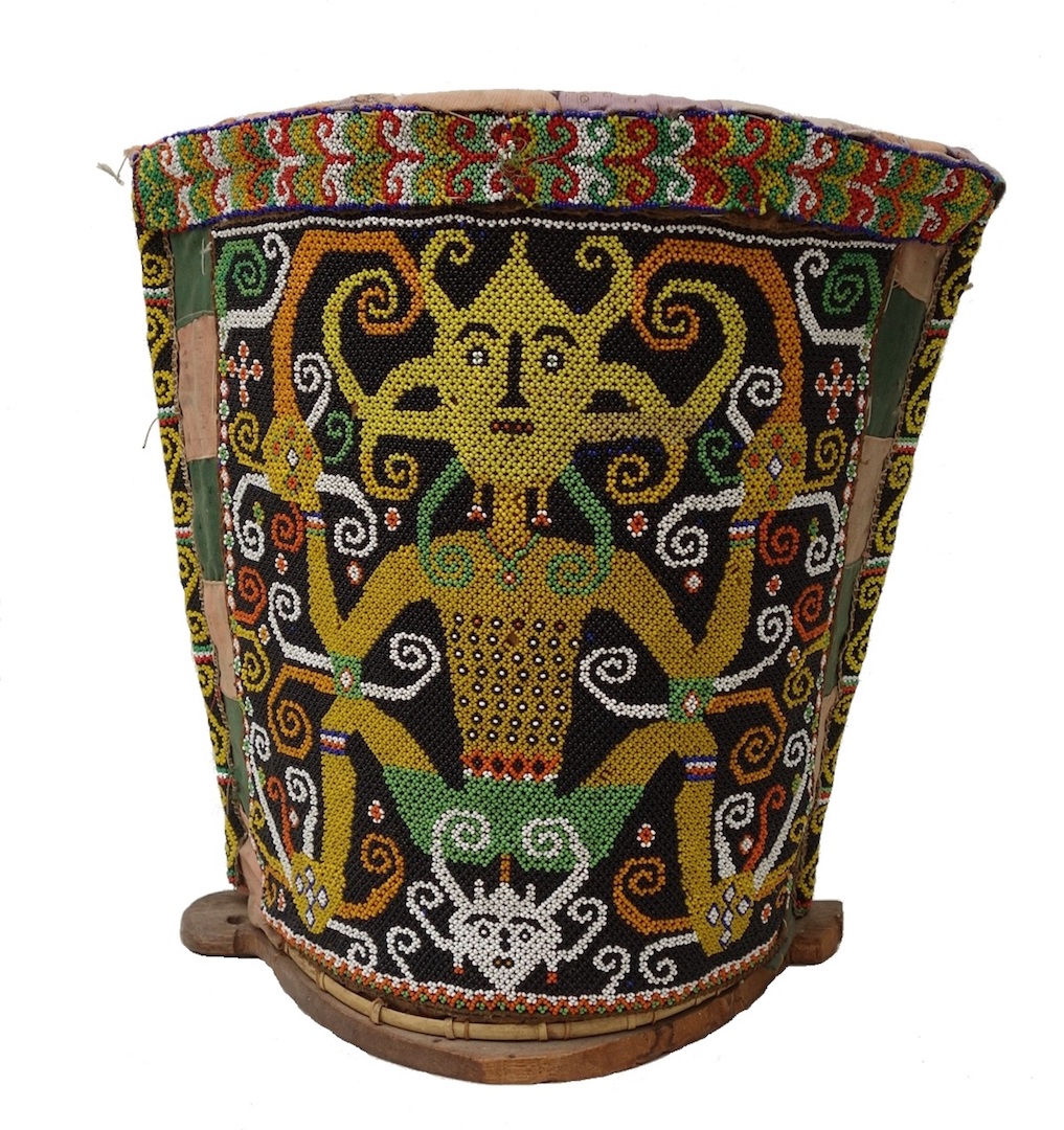 Baby-drager versierd met kralen, Dayak, Kalimantan, Indonesië, eind-20ste eeuw (TRC 2021.2370).