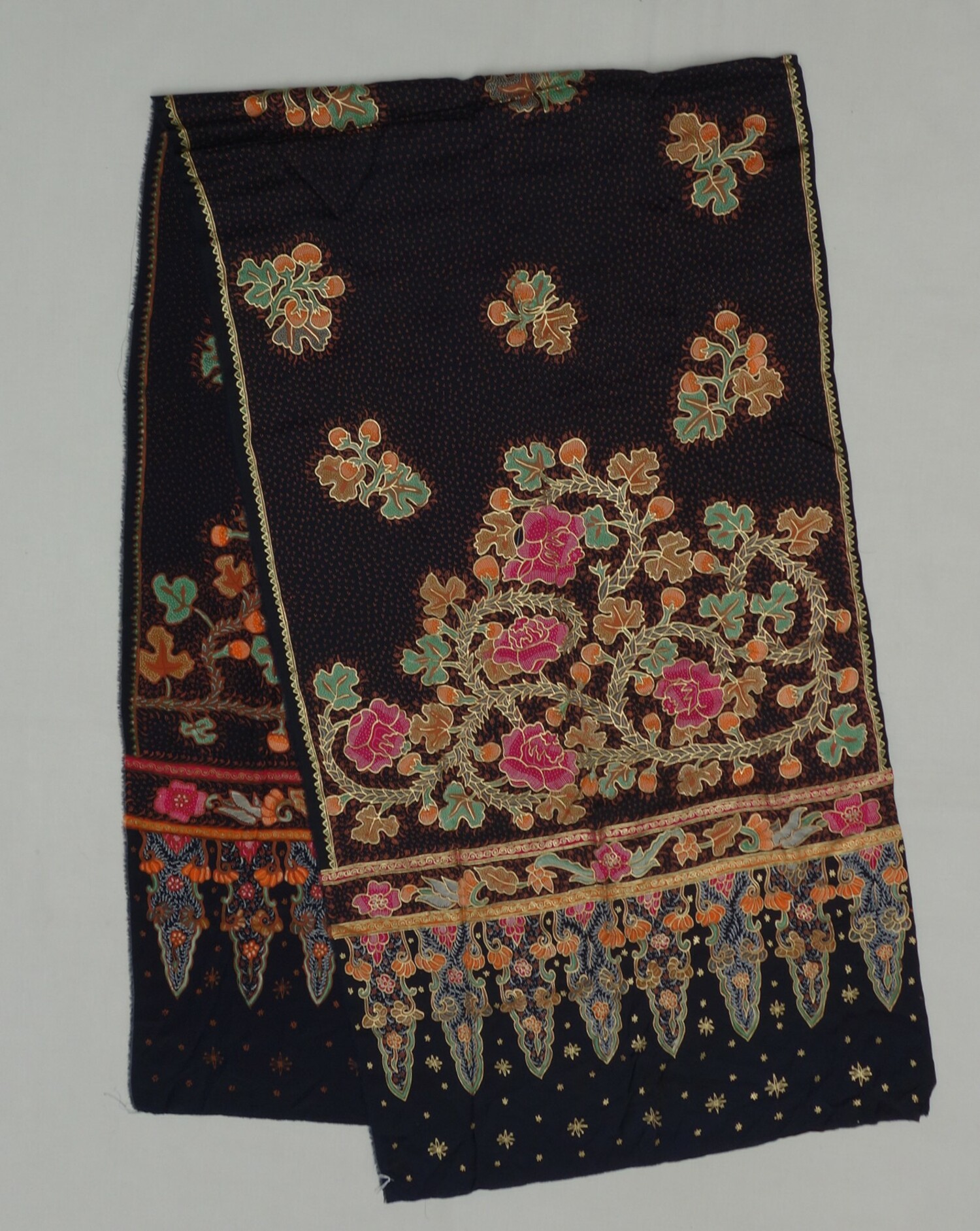 Batik shawl from Bali, Indonesia, early 21st century, recently donated by Hedi Hinzler in Leiden (TRC 2021.2501).