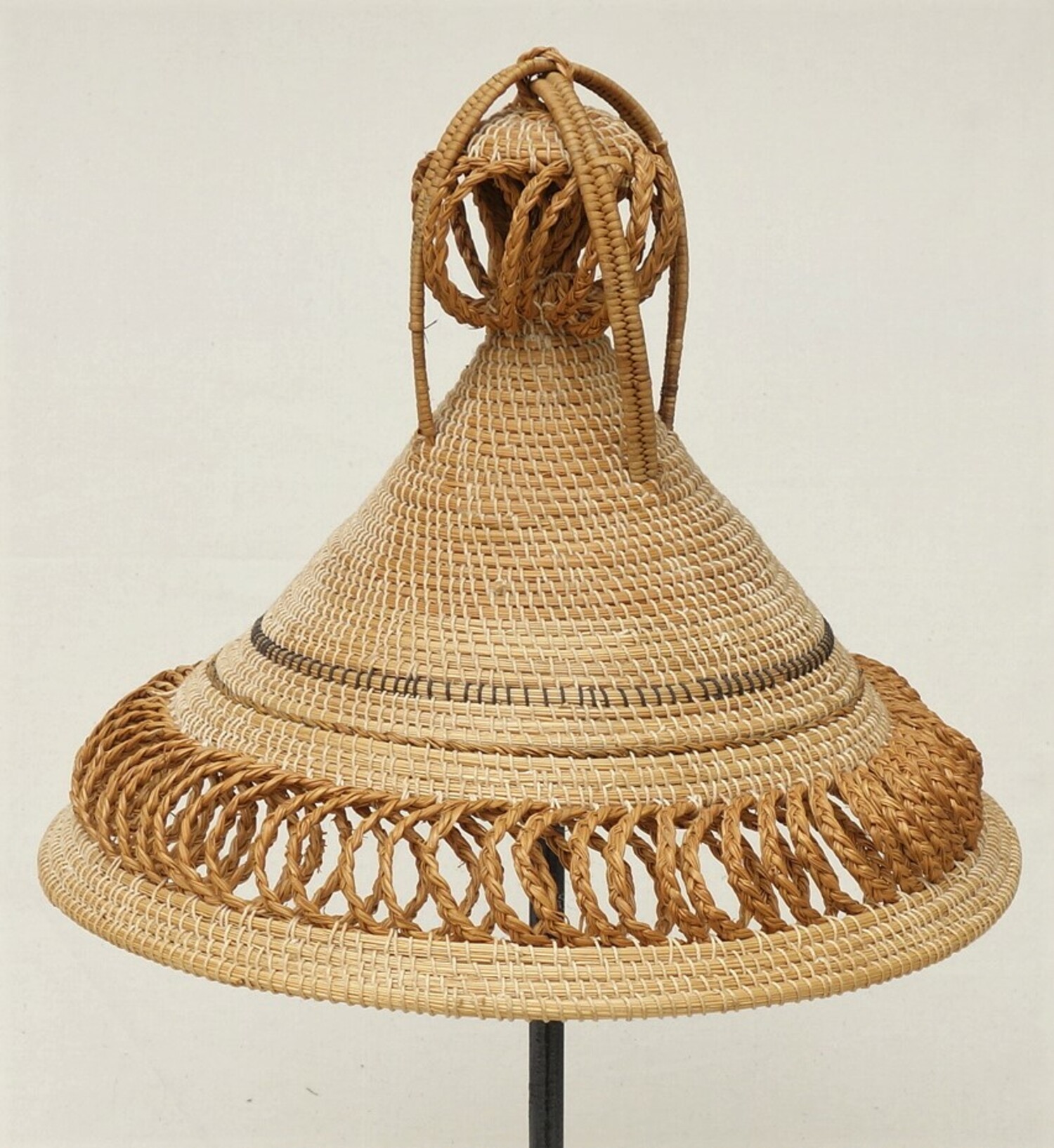  A mokorotio straw hat (1970s, Lesotho (TRC 2021.2623).