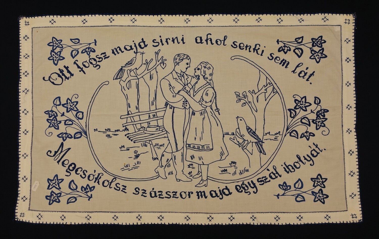 Handgeborduurd paneel uit Hongarije, 20ste eeuw (TRC 2022.0666).