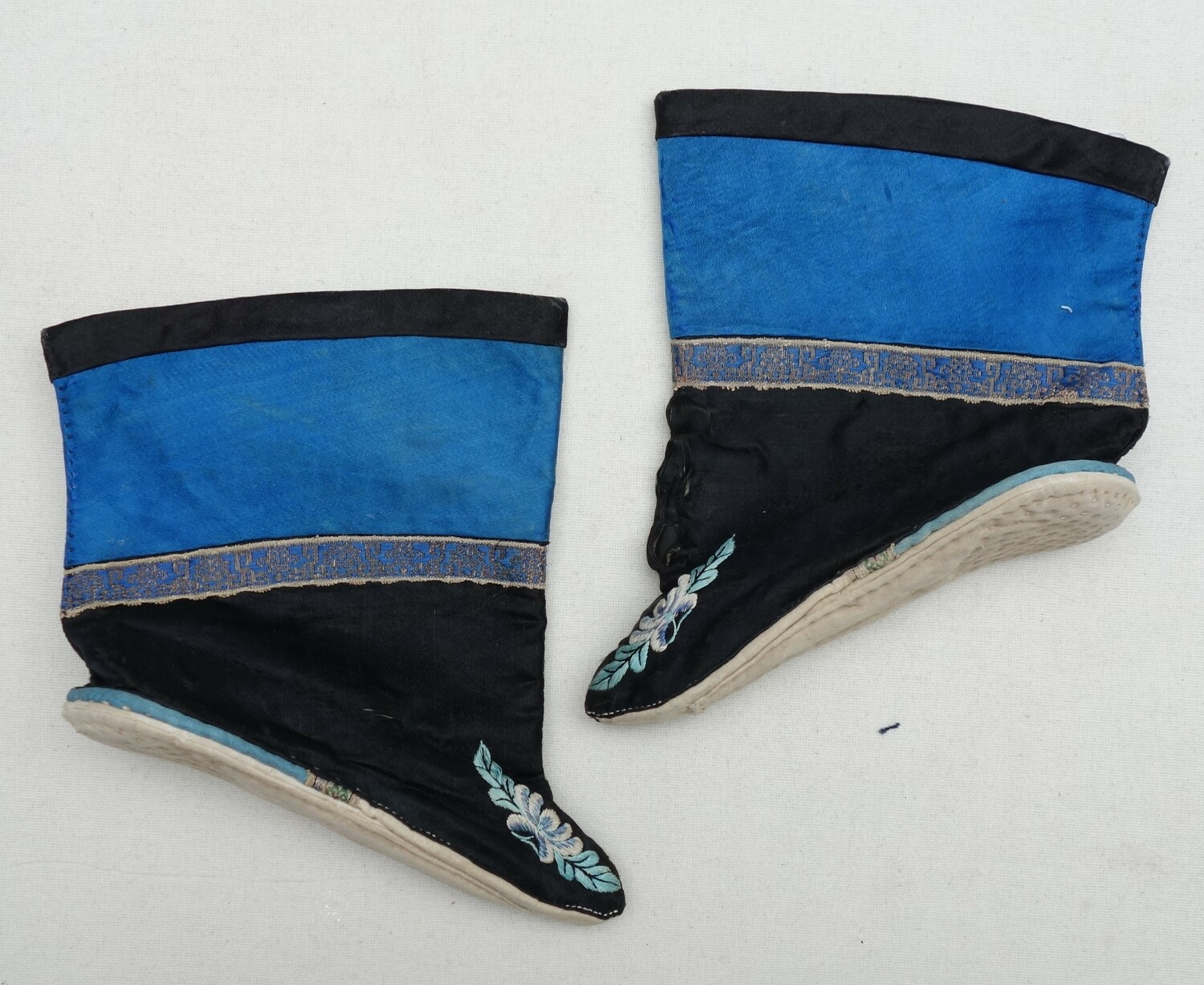 TRC 2023.1241a-b  Pair of women’s lotus shoes with quilted soles (Han Chinese, early 20th century)
