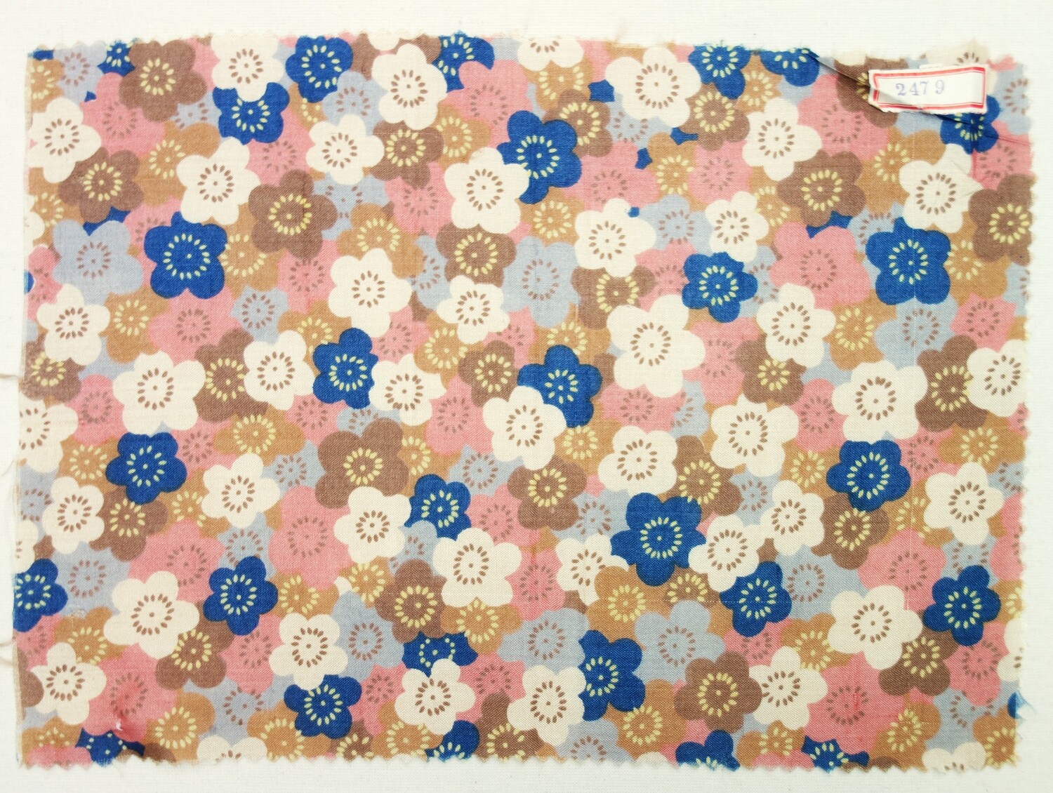 Printed silk sample, 1920s (TRC 2023.1473b).