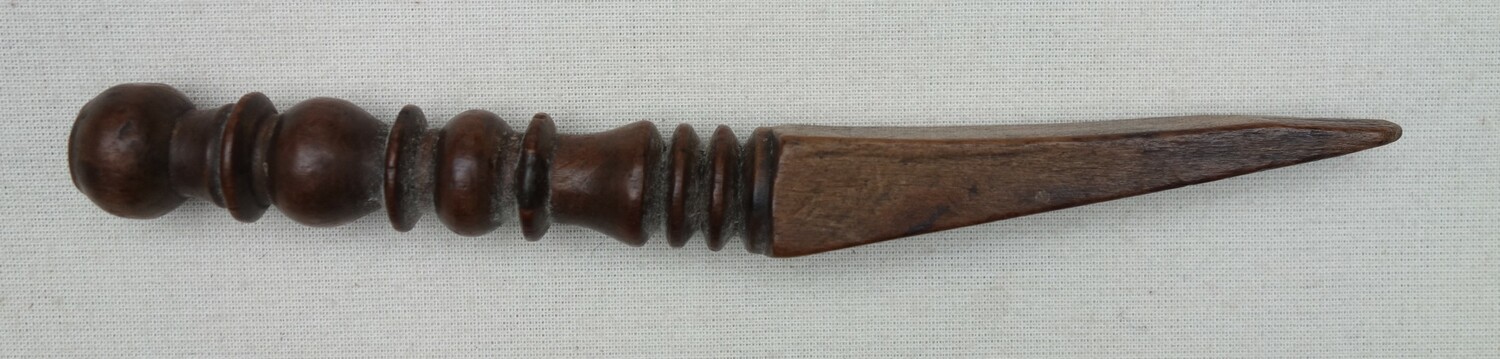 Wooden knitting sheath, the Netherlands, late 19th century (TRC 2023.2358).