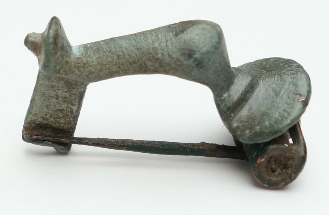 Fig. 2. Roman-period, 'knee'-type bronze fibula (TRC 2025.0466).