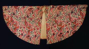 Woman's indoor or morning cape with hand painted chintz design. India and the Ndtherlands, c 1745 (TRC 2014.0064).