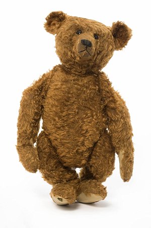 Stuffed bear, 1910-1912, from the Steiff company. © Les Arts Décoratifs / Jean Tholance