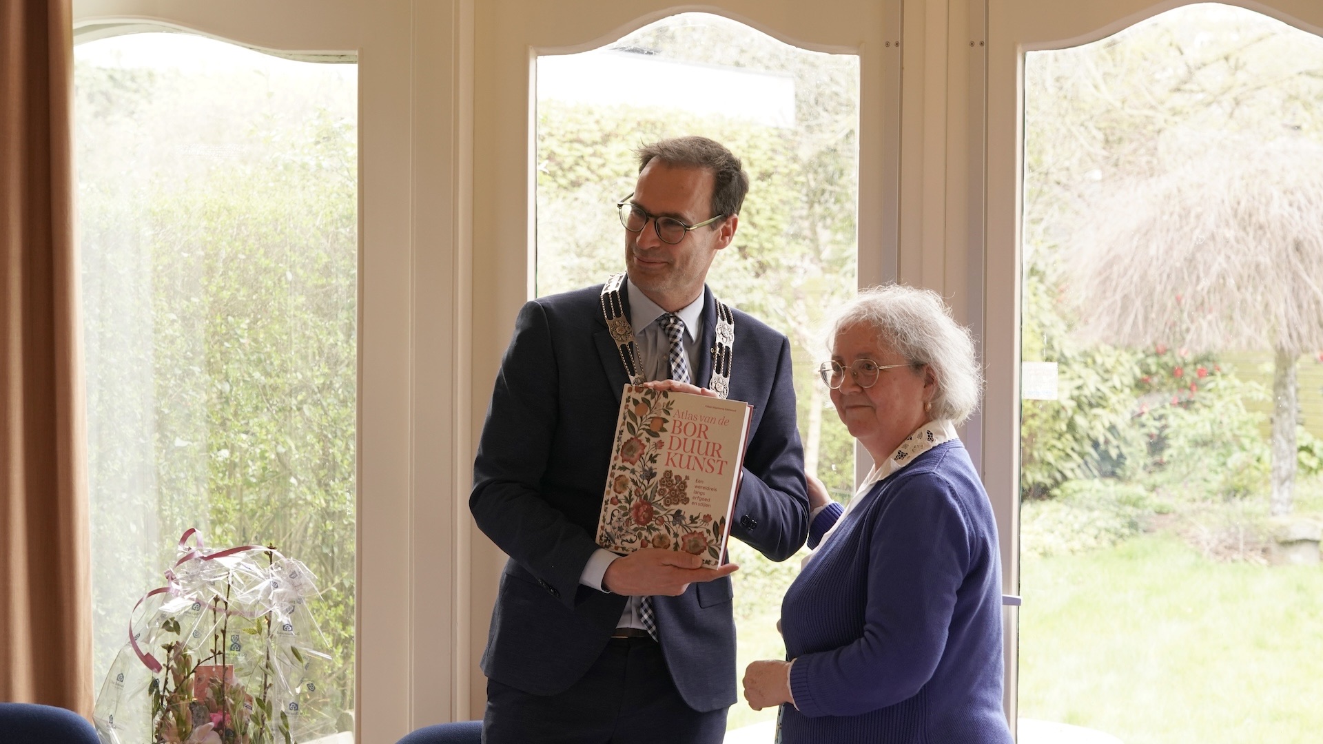 The Mayor, Peter Heijkoop, receives a copy of the Atlas from the author. Copyright Joost Kolkman.