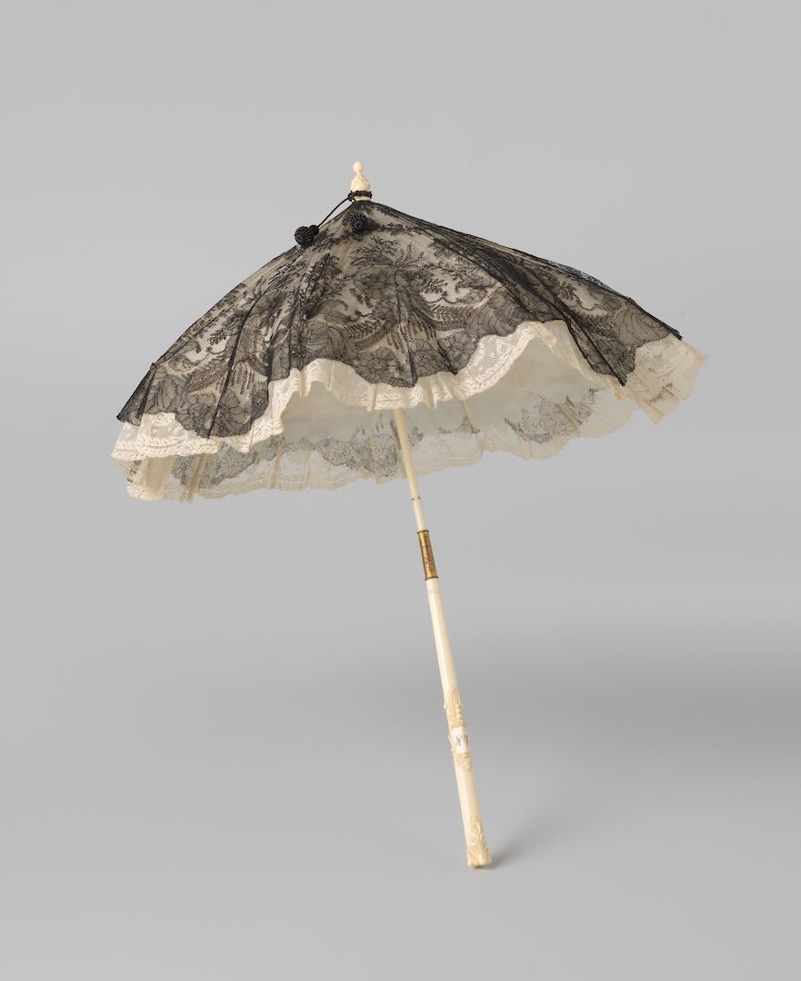 Parasol with a cover of Chantilly lace, third quarter 19th century. Donated to the Rijksmuseum by Johanna van Nierop (Rijksmuseum, BK 16518).