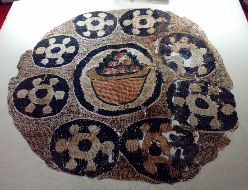 Coptic medallion of linen and wool, tapestry weave, 6th-7th century, Museo Nazionale di Ravenna.