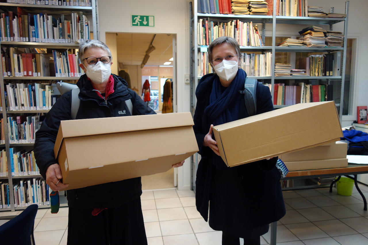 Delegation from Osnabrück borrows garments from the TRC for further study by students of Osnabrück University.