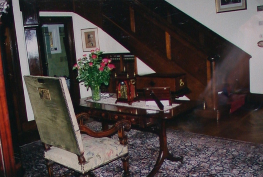 Fig. 13. Hallway of Boerhaavelaan 6. The chair in front has a plaque at the back commemorating Winston Churchill who sat in this chair on 10 May 1946 when he received an honorary doctorate from Leiden University. Photograph courtesy Barge/Nauta family archive.