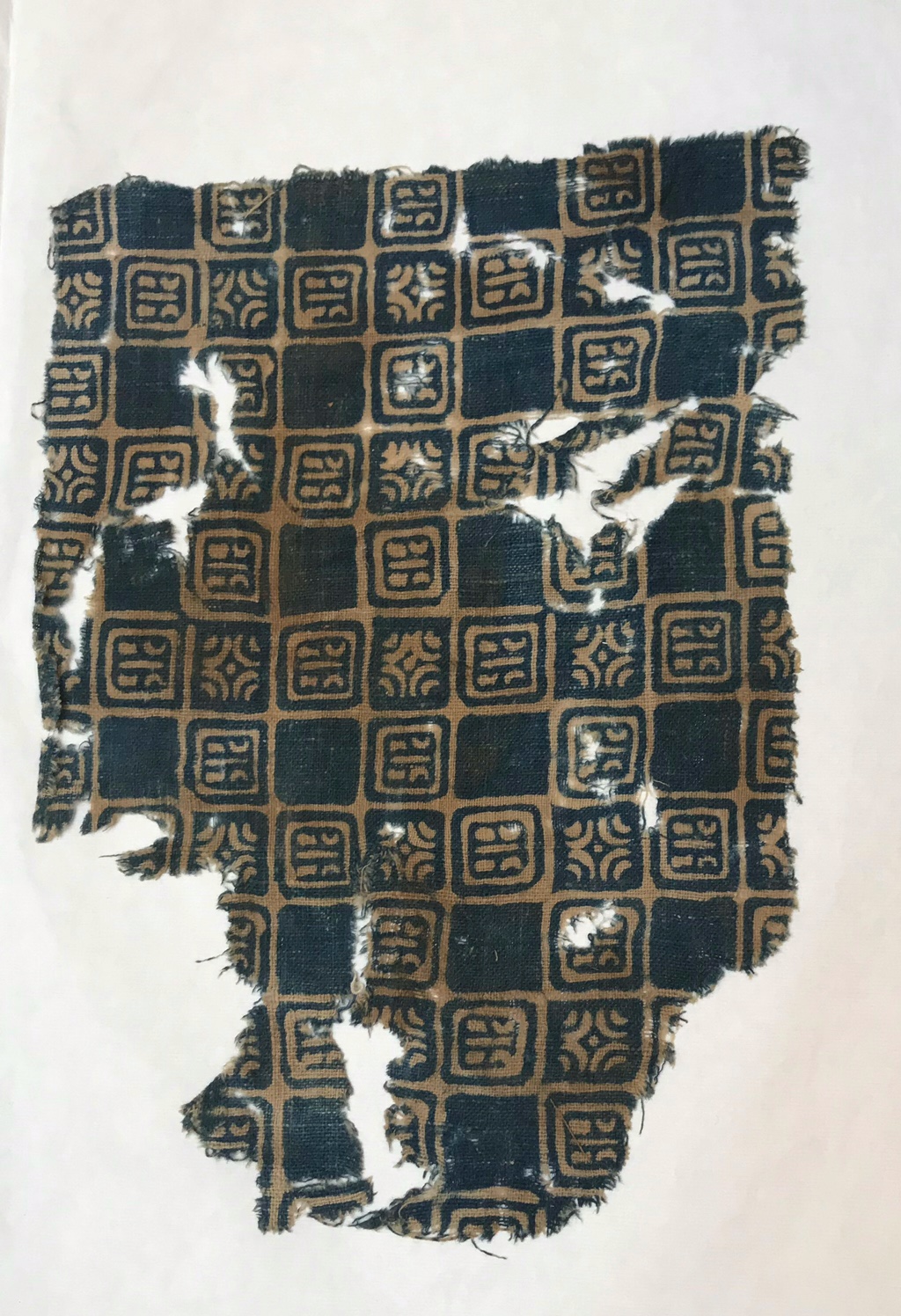 A medieval cotton textile produced in India for the Egyptian market. Qusair al-Qadim, Red Sea coast, Egypt, 14th century (TRC 2020.0239).