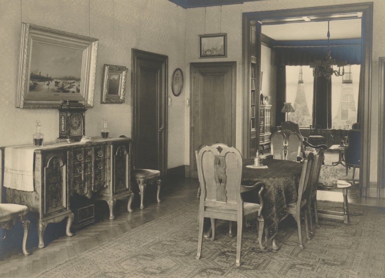 Fig. 5. Former state of the diining room of Boerhaavelaan 6, and beyond the partition the sitting room along the Boerhaavelaan. Photograph courtesy Barge/Nauta family archive.