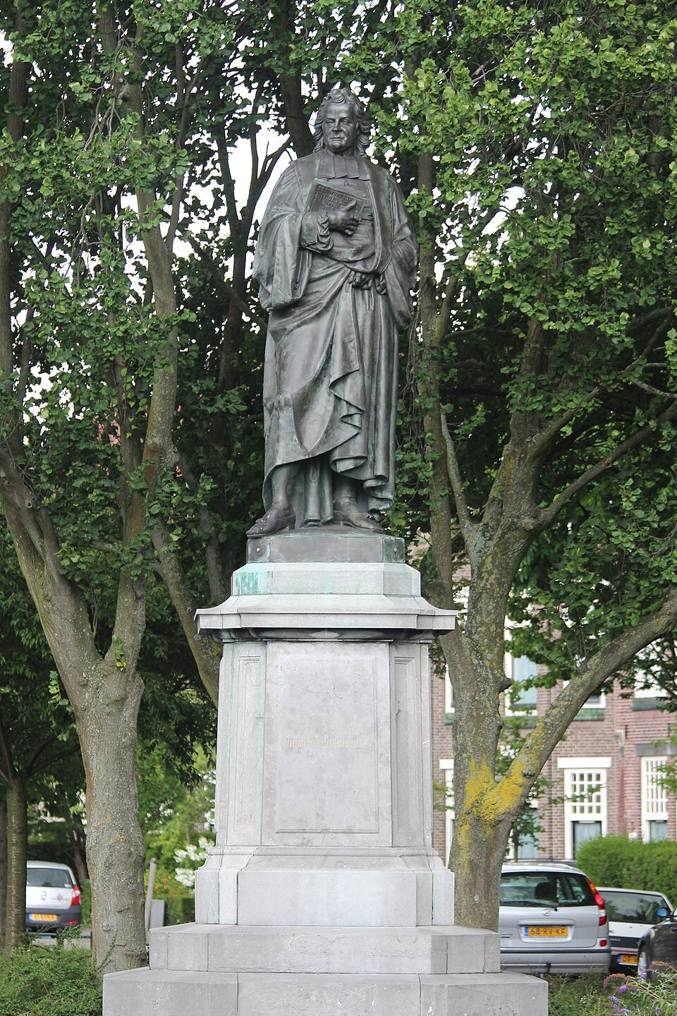 Fig. 2. Statue of Herman Boerhaave, since 1931 standing at the beginning of the Boerhaavelaan. Photograph Creative Commons.