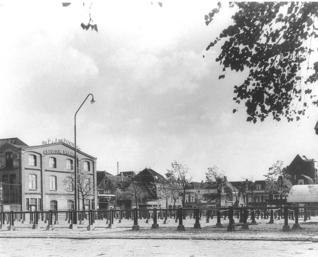 The premises of Van Poot along the Lammermarkt, Leiden, before it moved to another, nearby address (Langegracht 6) in 1942.