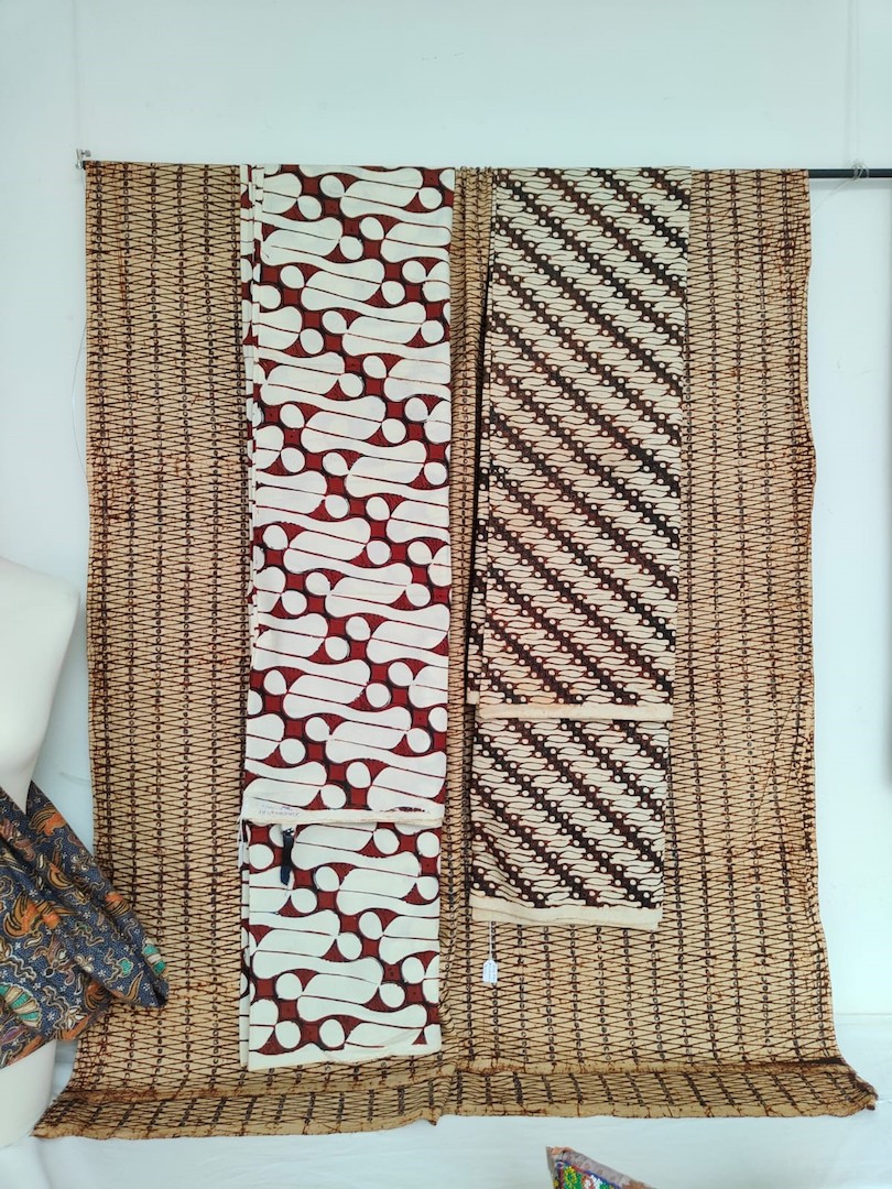 Lange batikdoek uit Java, gepresenteerd doo Herra Pahlasari.