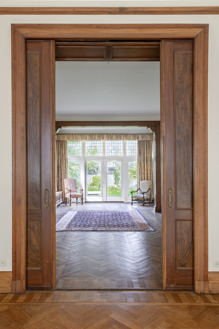 Ground floor, looking through the partition into the back (garden) room, Boerhaavelaan 6. Photograph courtesy Monumentenbezit.