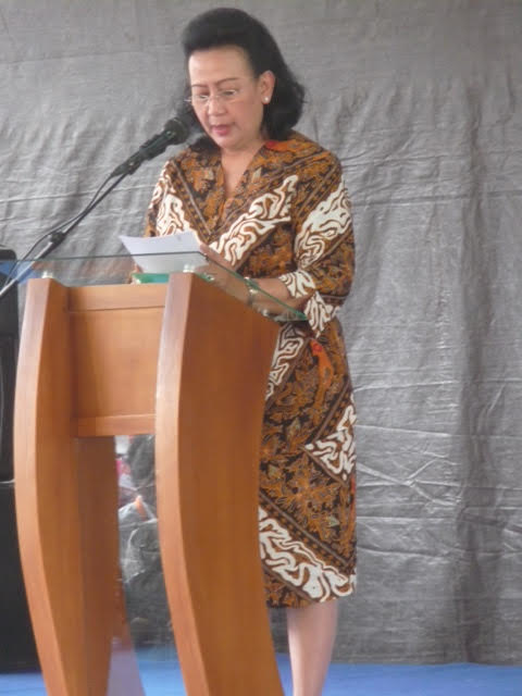 Wife of the Sultan of Yogyakarta giving a speech, dressed in batik.