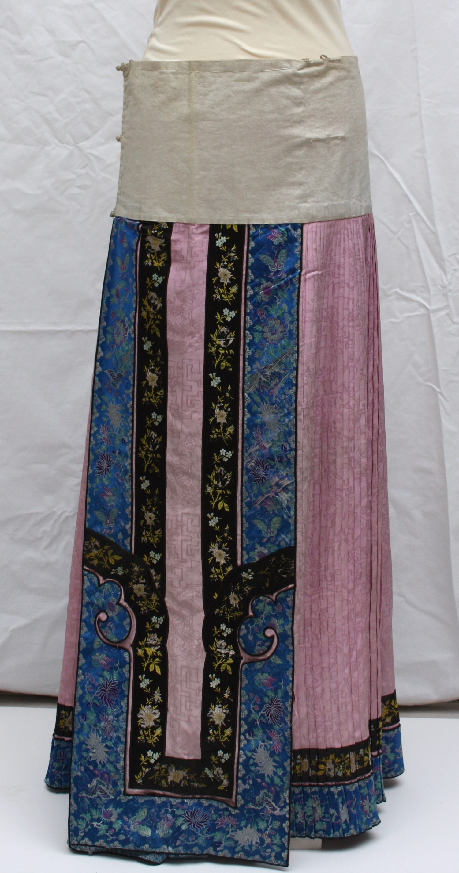 Chinese-Indonesian skirt, pre-1930s (TRC 2012.0077).
