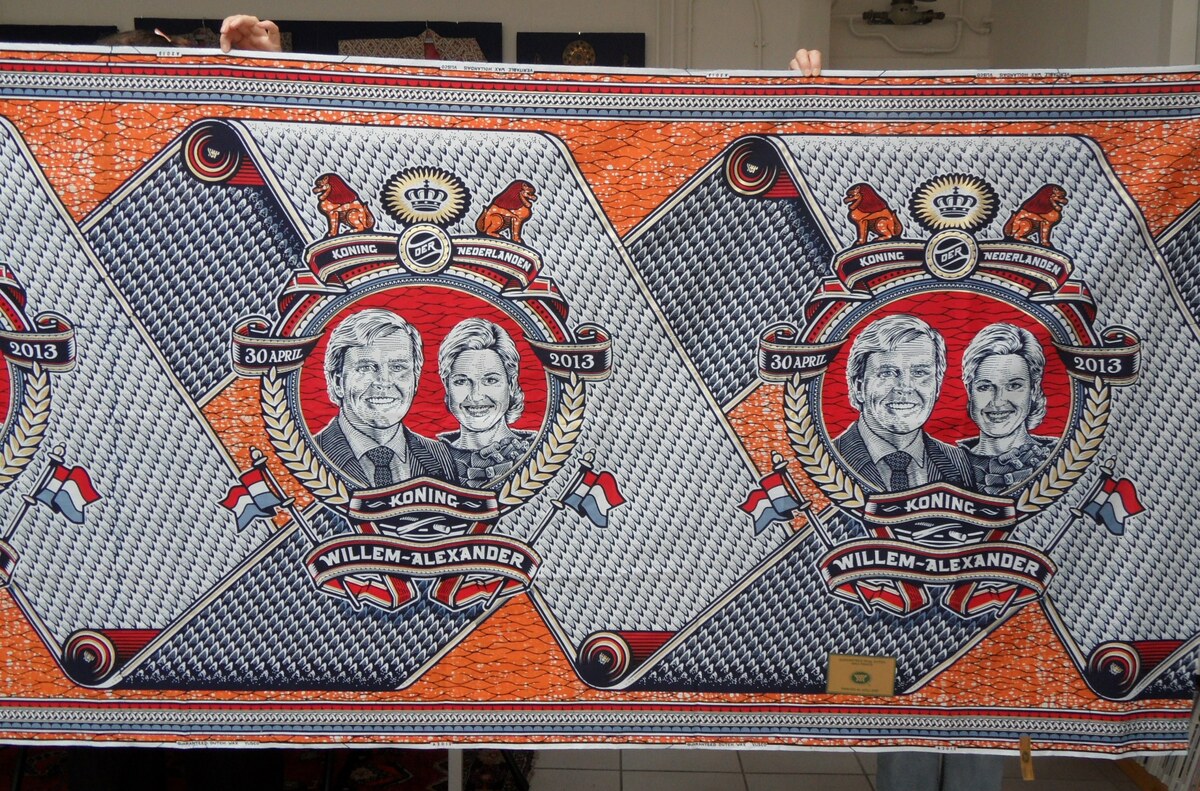 Vlisco wax cloth commemorating the investiture of King Willem Alexander of the Netherlands, 30th April 2013 (TRC 013.0317).